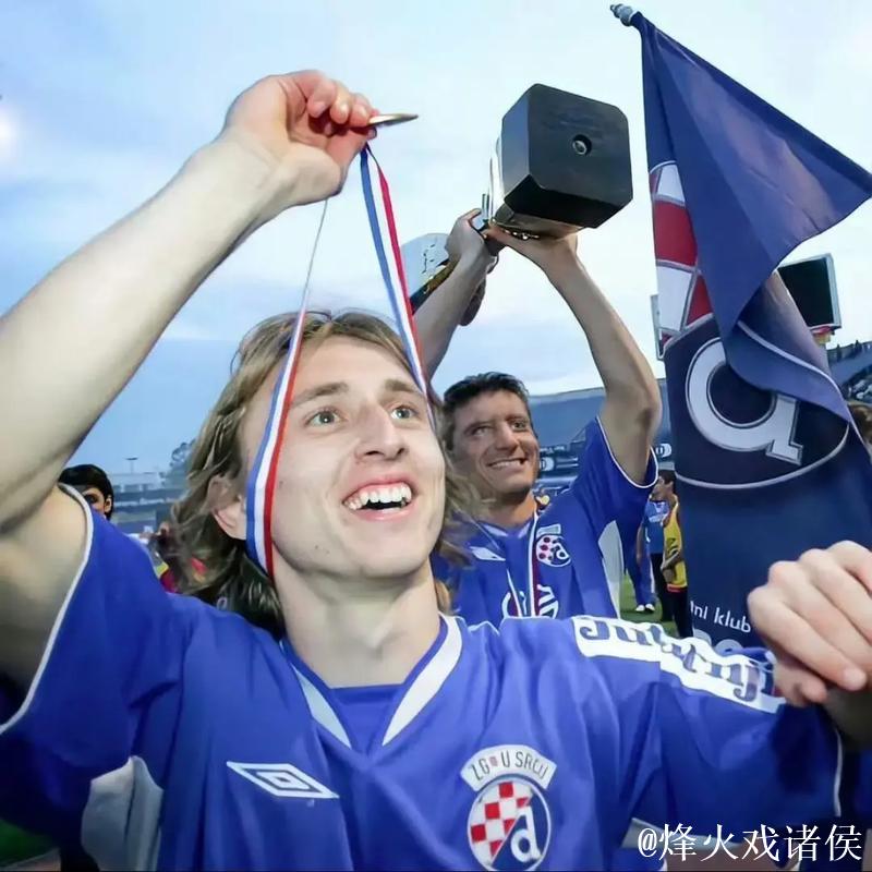 莫德里奇曾作为对手和米兰交手3次,胜平负各1场 莫德里奇曾作为对手和米兰交手3次,胜平负各1场