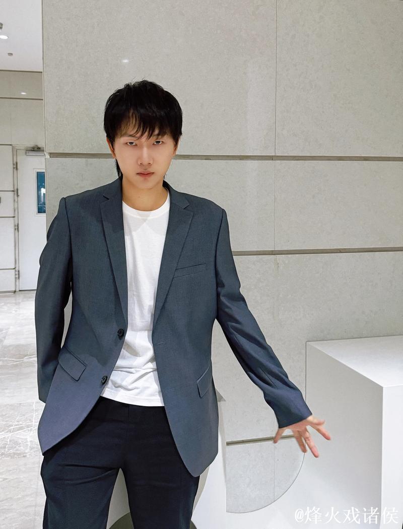 Fly在AG直播：过几天狼队会叫人来帮拍视频，狼队菲姐帮了很多